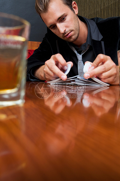 男人在酒吧里洗牌图片