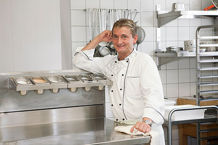 厨房里微笑的厨师背景图片
