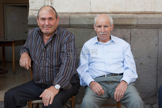 两个老人坐在外面图片