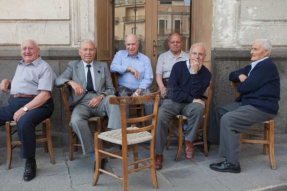 六位老人坐在外面的椅子上图片