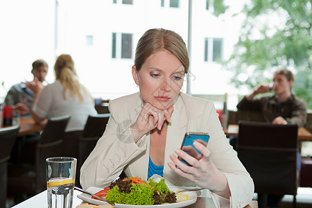 女商人午餐时用手机图片