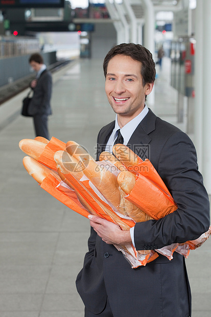 站台上带着面包的商人图片