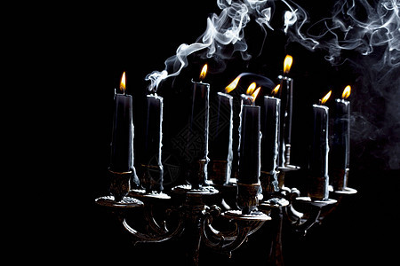烛台上的黑蜡烛背景图片