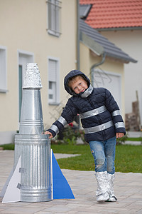 带着自制火箭的快乐男孩图片