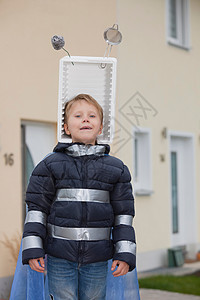 戴自制太空帽的男孩图片