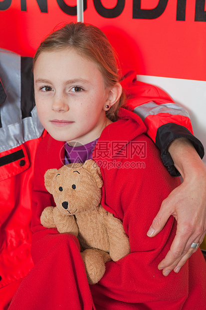女孩依靠在救护车旁的毯子里图片