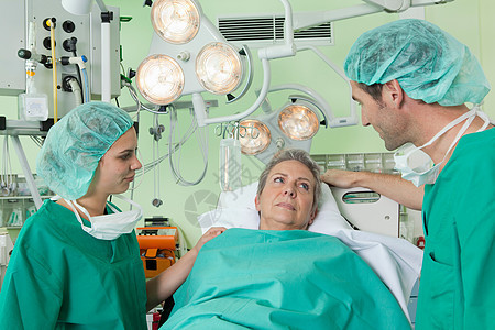 医生和护士与病人交谈图片