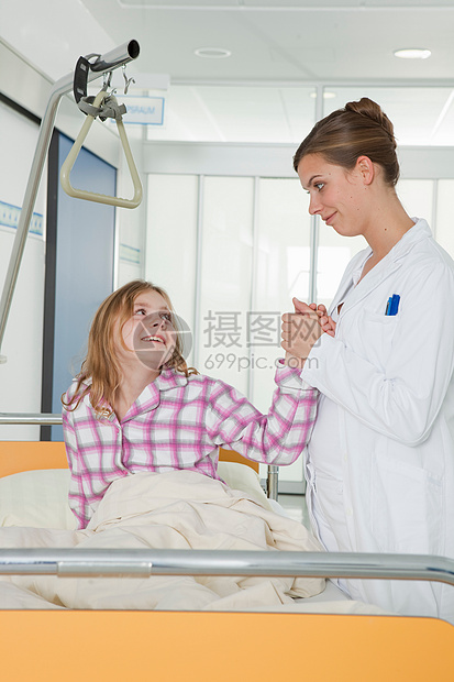 护士牵着女孩的手图片