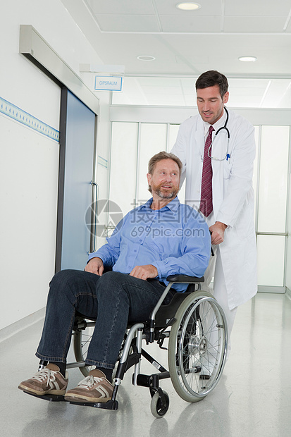医生推着坐轮椅的病人图片