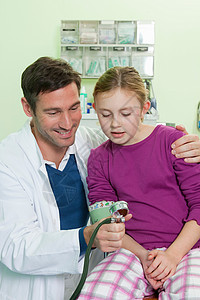 医生检查女孩的血压图片