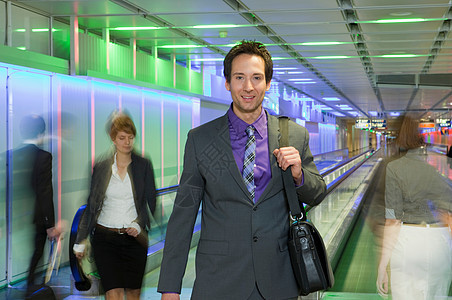 机场里愉快的商人在走路图片