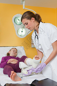 护士在女足上敷药图片