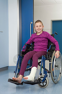 轮椅上的女孩的脚绑着绷带图片