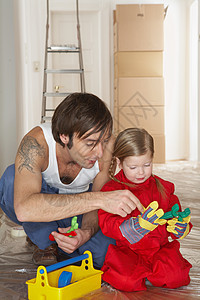 父亲和女儿在玩玩具图片