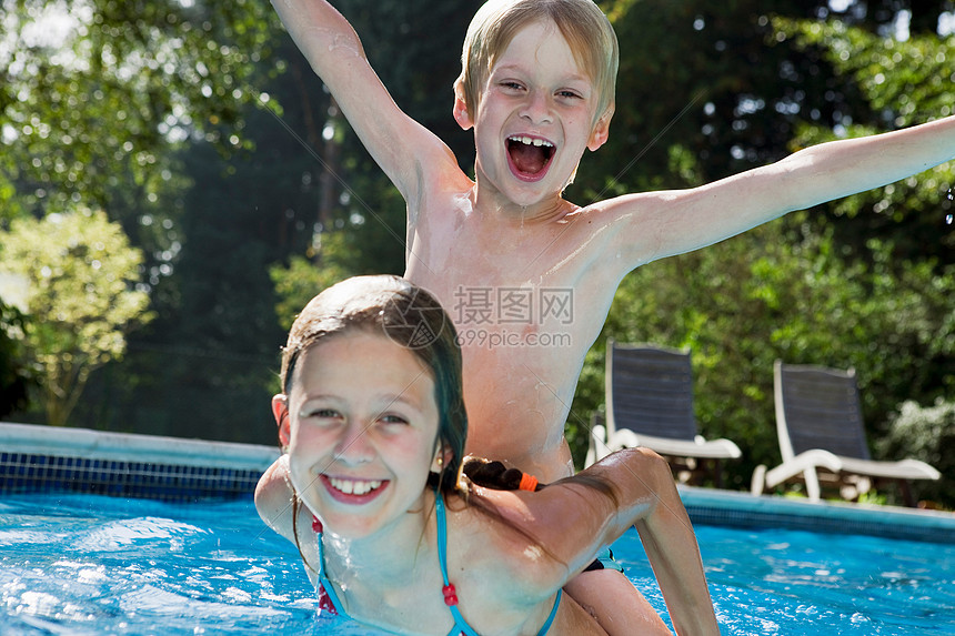 游泳池里的男孩和女孩图片