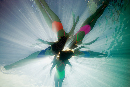 同步游泳运动员的水下拍摄背景图片