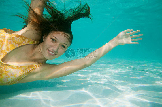 水下女孩肖像图片
