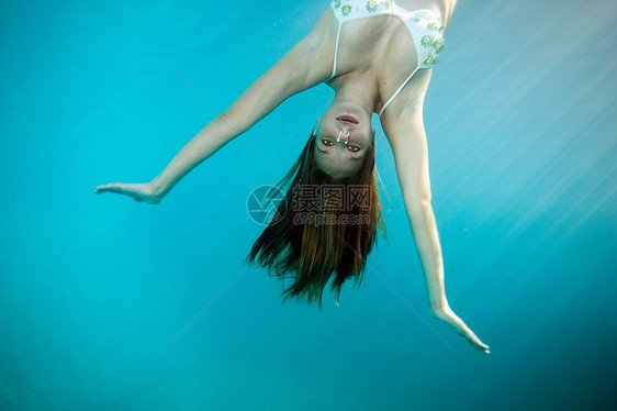 女孩倒立在水下的肖像图片