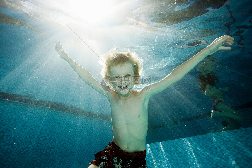 8岁男孩的水下肖像图片