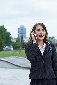 手机上的女商人图片