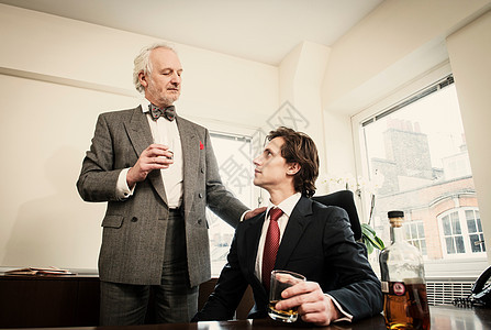 两个男人在办公室喝酒图片