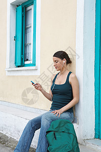 坐在希腊屋外的年轻女子图片