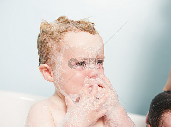 婴儿在泡泡浴中哭泣图片
