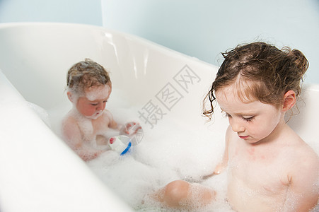 孩子们一起泡泡泡浴图片