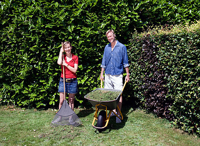 带园艺工具的夫妇肖像图片