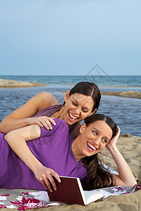 海滩上的两个年轻女人图片