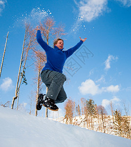 跳进雪里的人图片