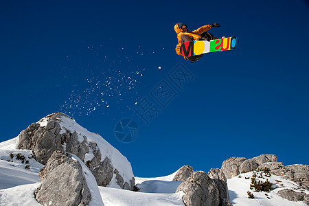 滑雪运动员危险的自由跳跃图片
