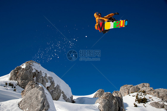 滑雪运动员危险的自由跳跃图片