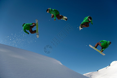滑雪运动员空中的自由跳跃图片