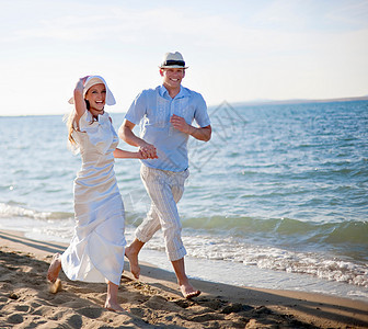 新婚夫妇在海滩上奔跑图片