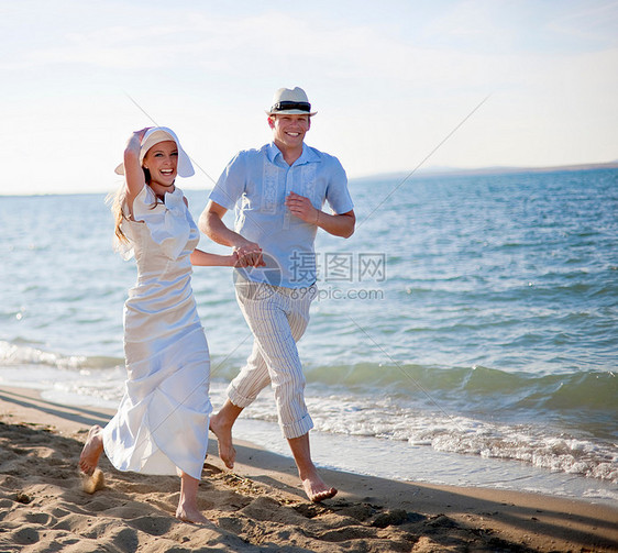 新婚夫妇在海滩上奔跑图片