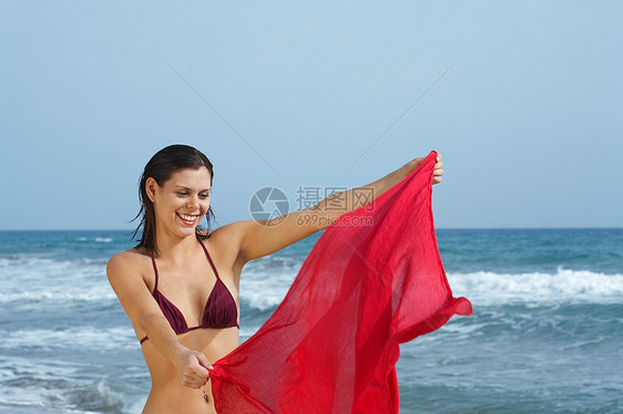 在海滩上风中挥舞的女人图片