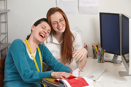 两个女人在办公室开心的大笑背景图片