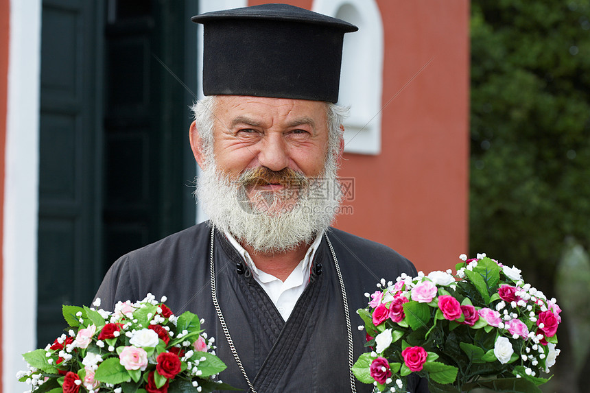 教堂前的老牧师