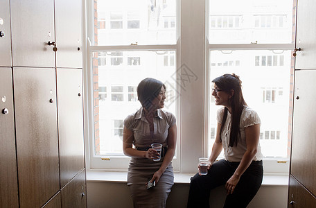 两个女商人在储物柜里谈话图片