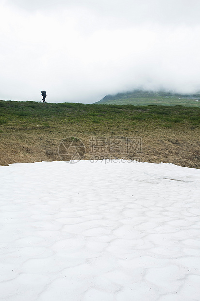 雪山上的徒步旅行者图片