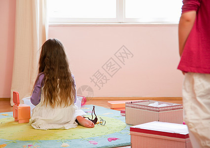 在地毯上玩玩具的女孩图片