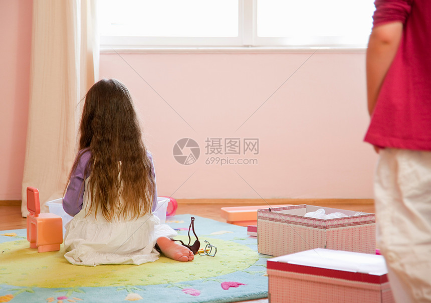 在地毯上玩玩具的女孩图片