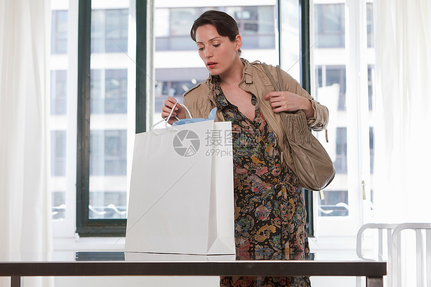 女人看购物袋图片