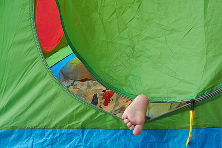 孩子的脚伸出帐篷背景图片