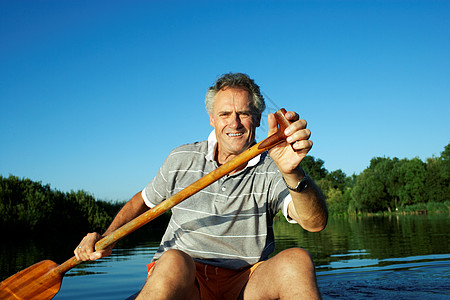 划独木舟的人图片