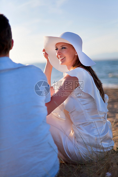 新娘坐在沙滩上图片