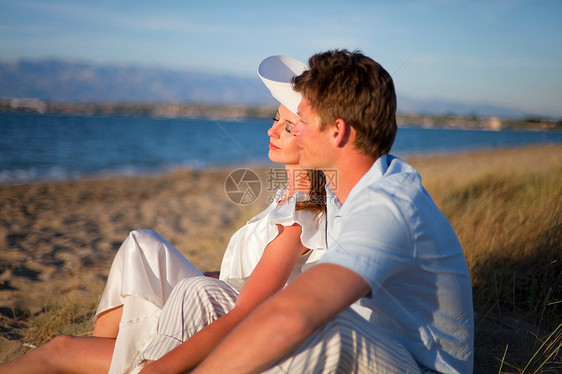 新婚夫妇坐在海滩上图片