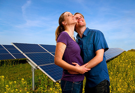 太阳能电池板前的情侣图片