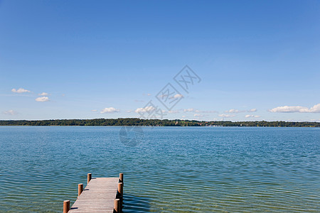 湖中的码头图片